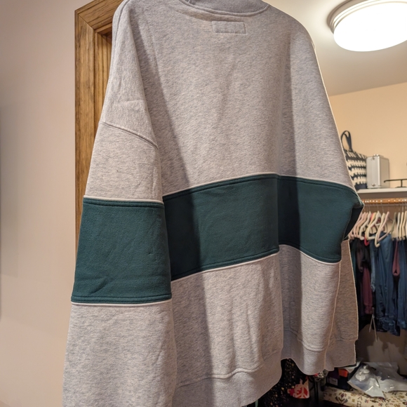 Abercrombie & Fitch Gray and Green Crewneck Unisex Sweatshirt. Various Sizes - Picture 2 of 6